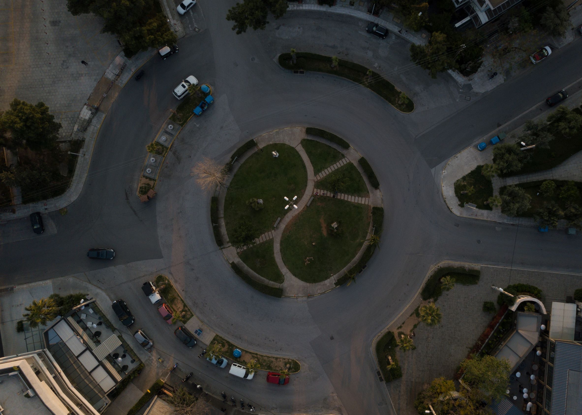 Πέτσας: Τι θα αλλάξει στο ωράριο & την απαγόρευση κυκλοφορίας στις γιορτές