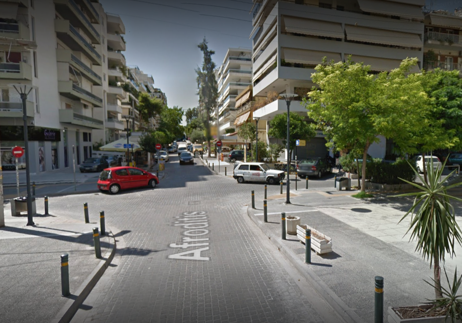 Παλαιό Φάληρο: Καθίζηση στην οδό Αφροδίτης, πλημμύρες στη Λεωφόρο Αμφιθέας λόγω της κακοκαιρίας