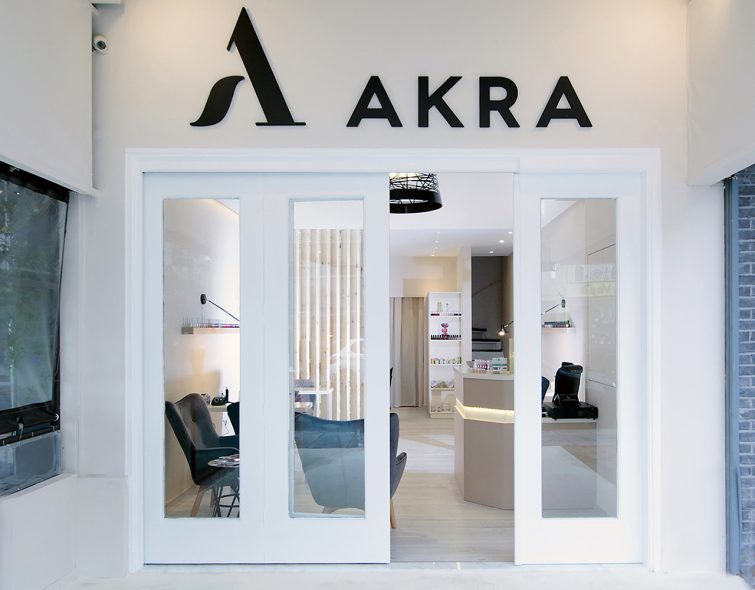 AKRA Nails: Πώς είναι να υποδέχεσαι πελάτισσες δυο μήνες μετά
