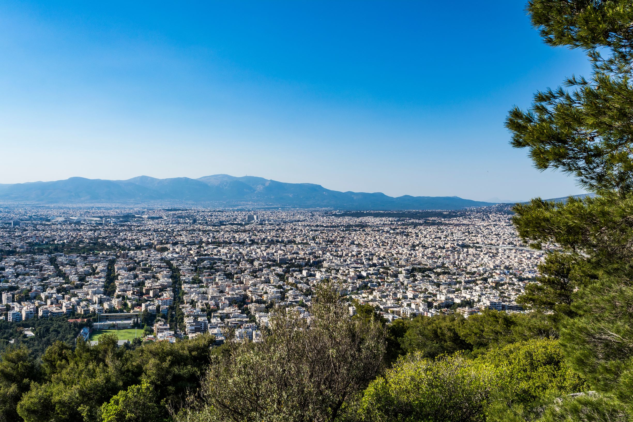 Υμηττός: Απόπειρα εμπρησμού με φακό πάνω σε ξερά χόρτα;