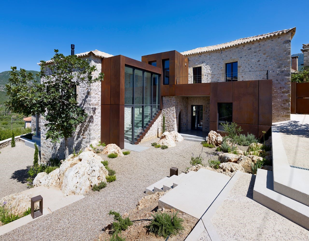 Rusted Mill House: Μια φωτογραφική περιήγηση στη συγκλονιστική βίλα της Engel & Völkers στη Μεσσηνιακή Μάνη