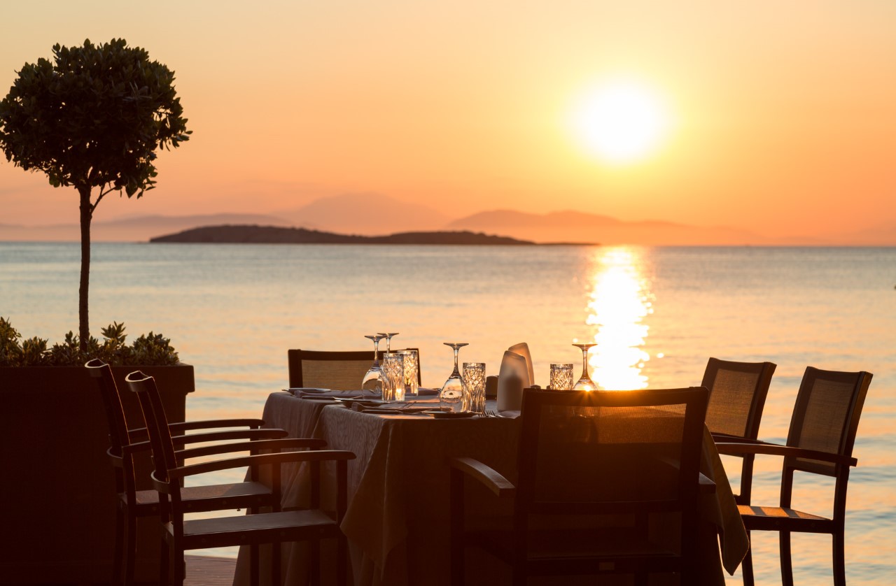 To Mythos by Divani μόλις άνοιξε και μας περιμένει για μυθικές γεύσεις σε ένα μαγικό περιβάλλον