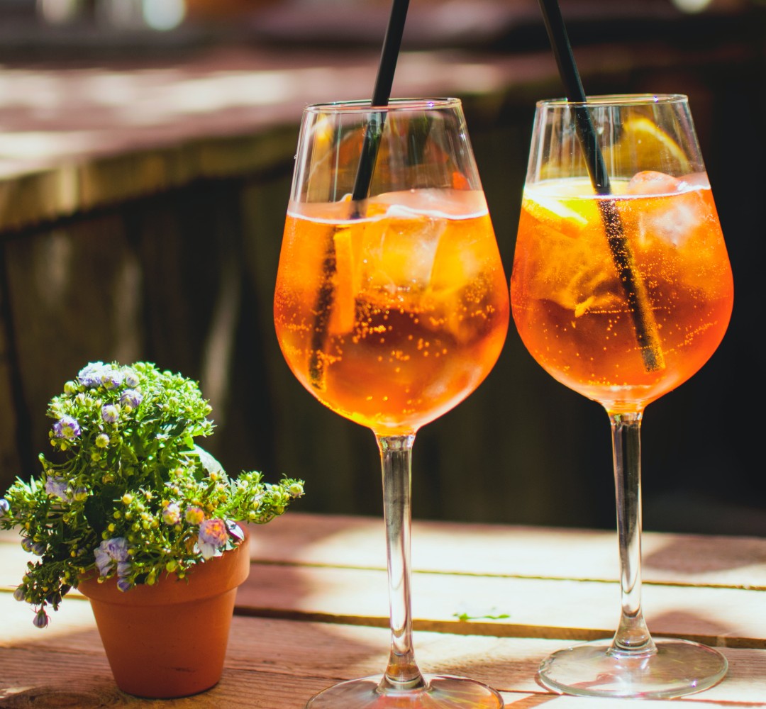 H ιστορία του Aperol Spritz, του απόλυτου καλοκαιρινού cocktail