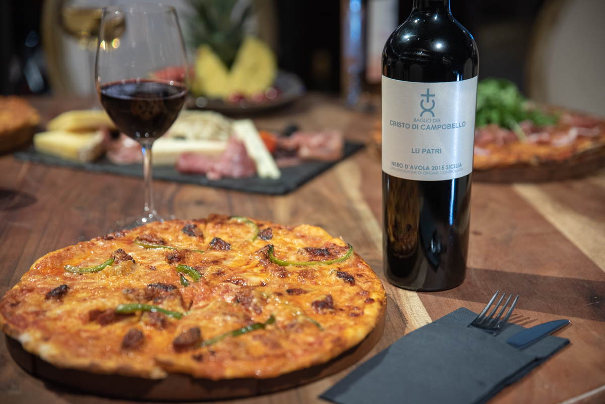 Pizza Pairing στην Cava Vegera: Εκεί που κάθε πίτσα βρίσκει το άλλο της μισό σε ένα υπέροχο ποτήρι κρασί