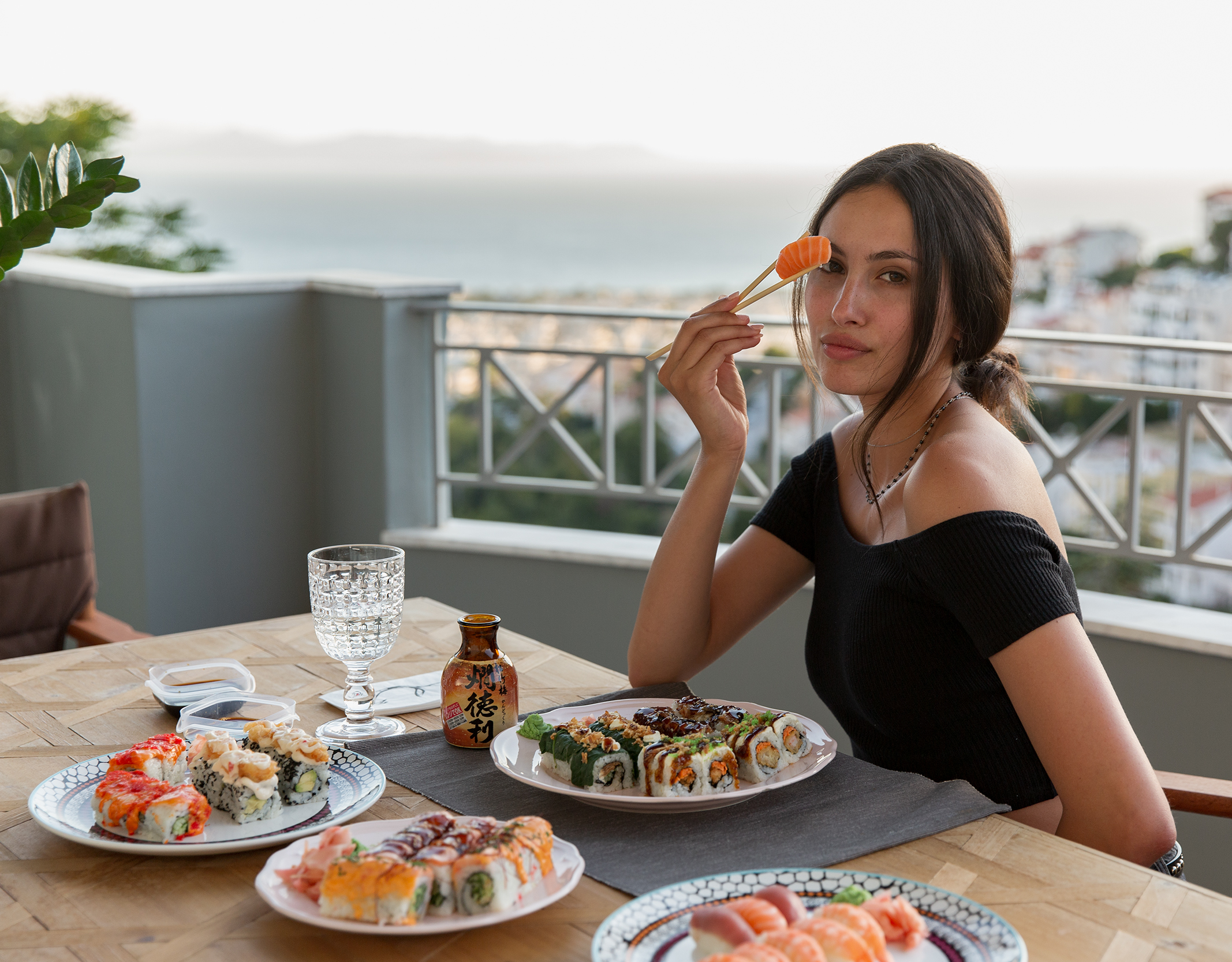 Sushi και παγωμένο sake στο μπαλκόνι: Πώς το Koi έγινε μονόδρομος στο νότιο sushi delivery