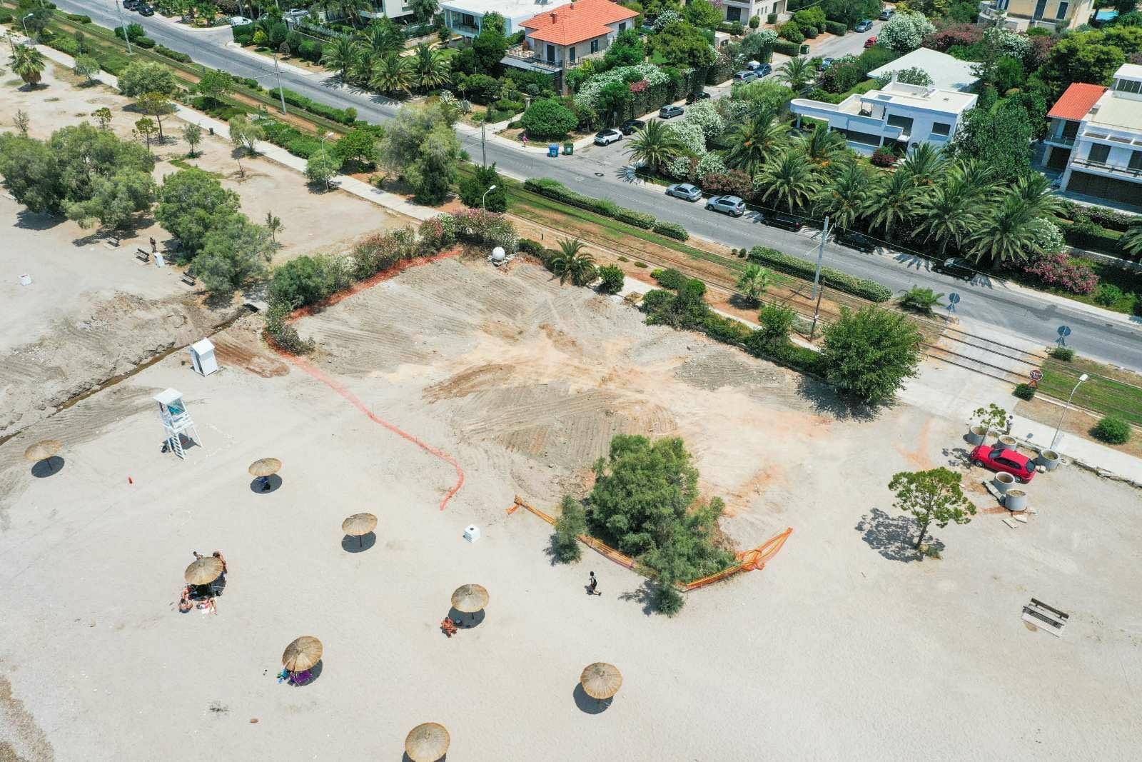 Γκρεμίστηκε το παλιό Sirocco στην παραλία της Γλυφάδας