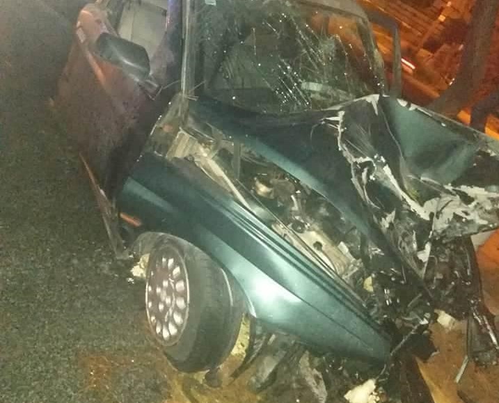 Σοκαριστικό τροχαίο στο Καβούρι: Αυτοκίνητο έπεσε σε δέντρο