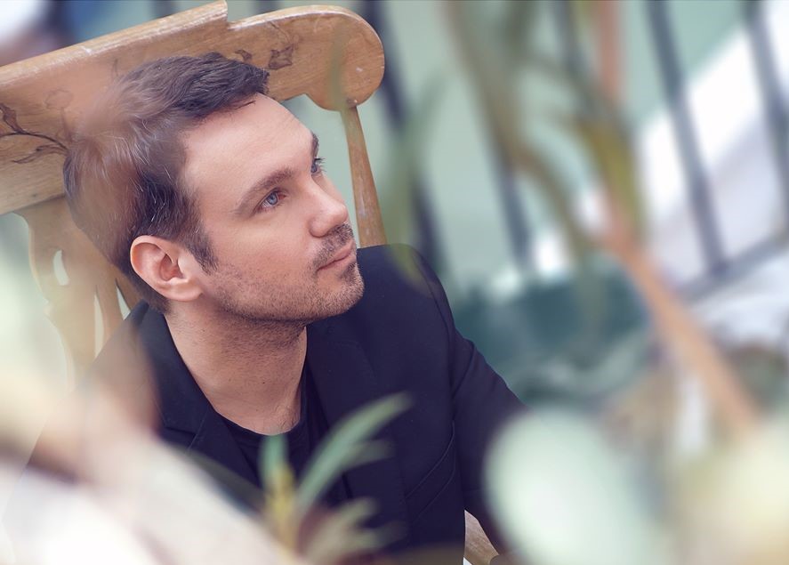 «Ο Αττίκ στο Παρίσι …» του Γιώργη Χριστοδούλου απόψε στο υπαίθριο θέατρο Κολωνού