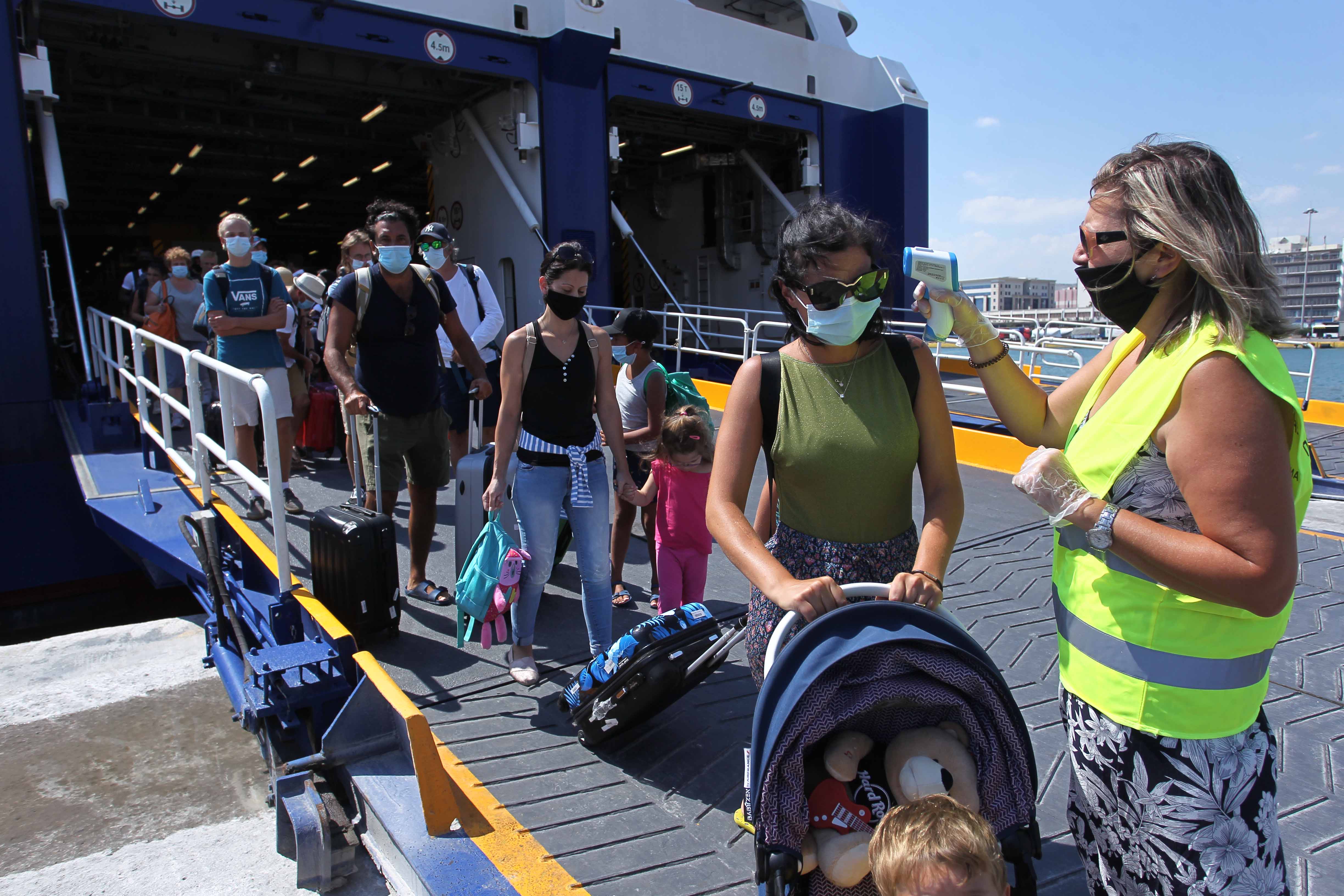 Είναι επίσημο: Μόνο με τεστ στα νησιά οι μη εμβολιασμένοι