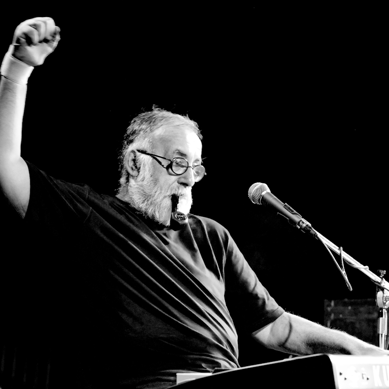 «Έπειτα απ’ το μεγάλο μπουμ»: Μια βραδιά αφιερωμένη στον Θάνο Μικρούτσικο στην Τεχνόπολη