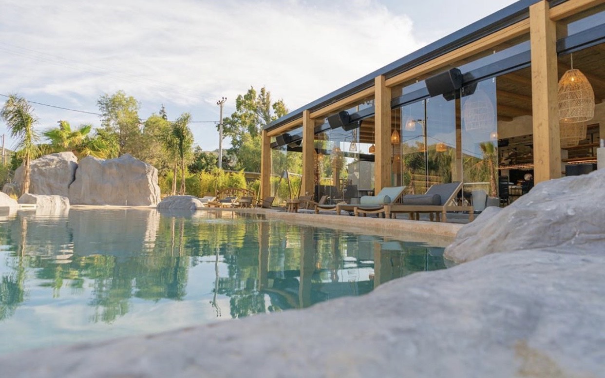 59 πράγματα που μας έχουν λείψει: Να δούμε από πρώτο χέρι τι καλό συμβαίνει στο Nakal, στην πιο ωραία παραλία του Πόρτο Ράφτη που θυμίζει Τουλούμ