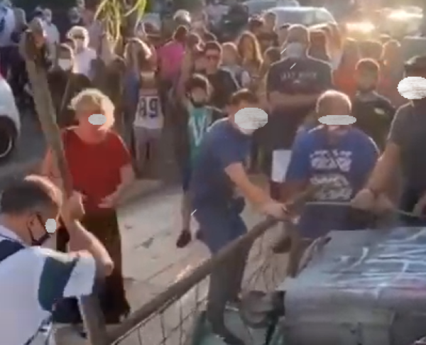 Άλιμος: Ένταση και επεισόδια μεταξύ γονέων και μαθητών έξω από σχολείο