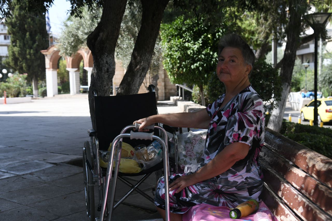 Μιλήσαμε με την κυρία Δήμητρα, την άστεγη που συγκίνησε το Παλαιό Φάληρο