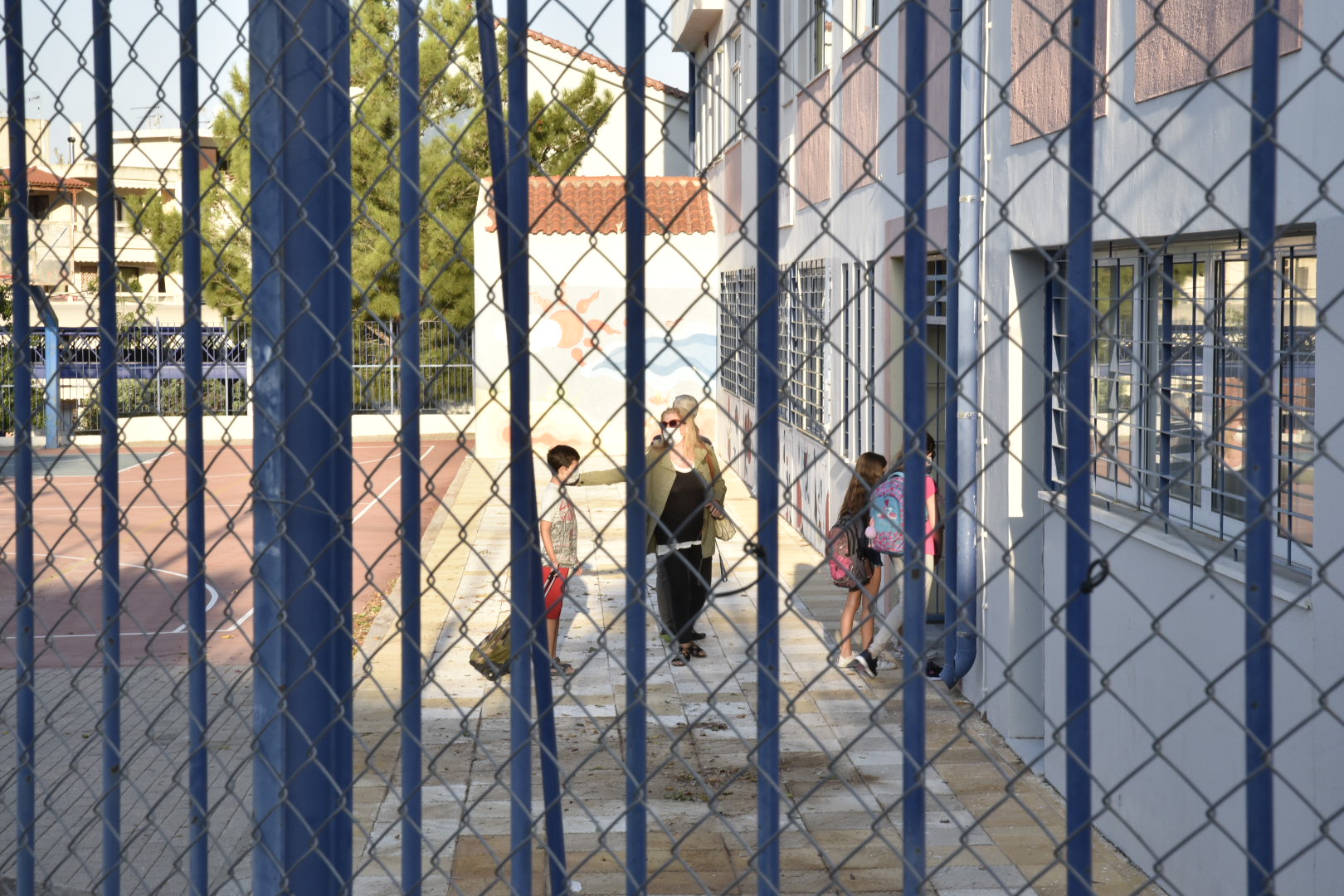 Πώς θα γίνει το άνοιγμα των σχολείων – Κλιμακωτό ωράριο προσέλευσης και αποχώρησης