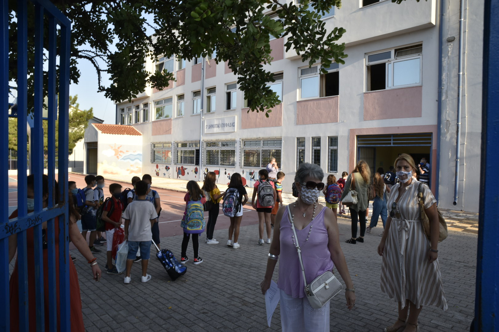 Πρεμιέρα της σχολικής χρονιάς με μέτρα προστασίας αλλά και γενική αναστάτωση