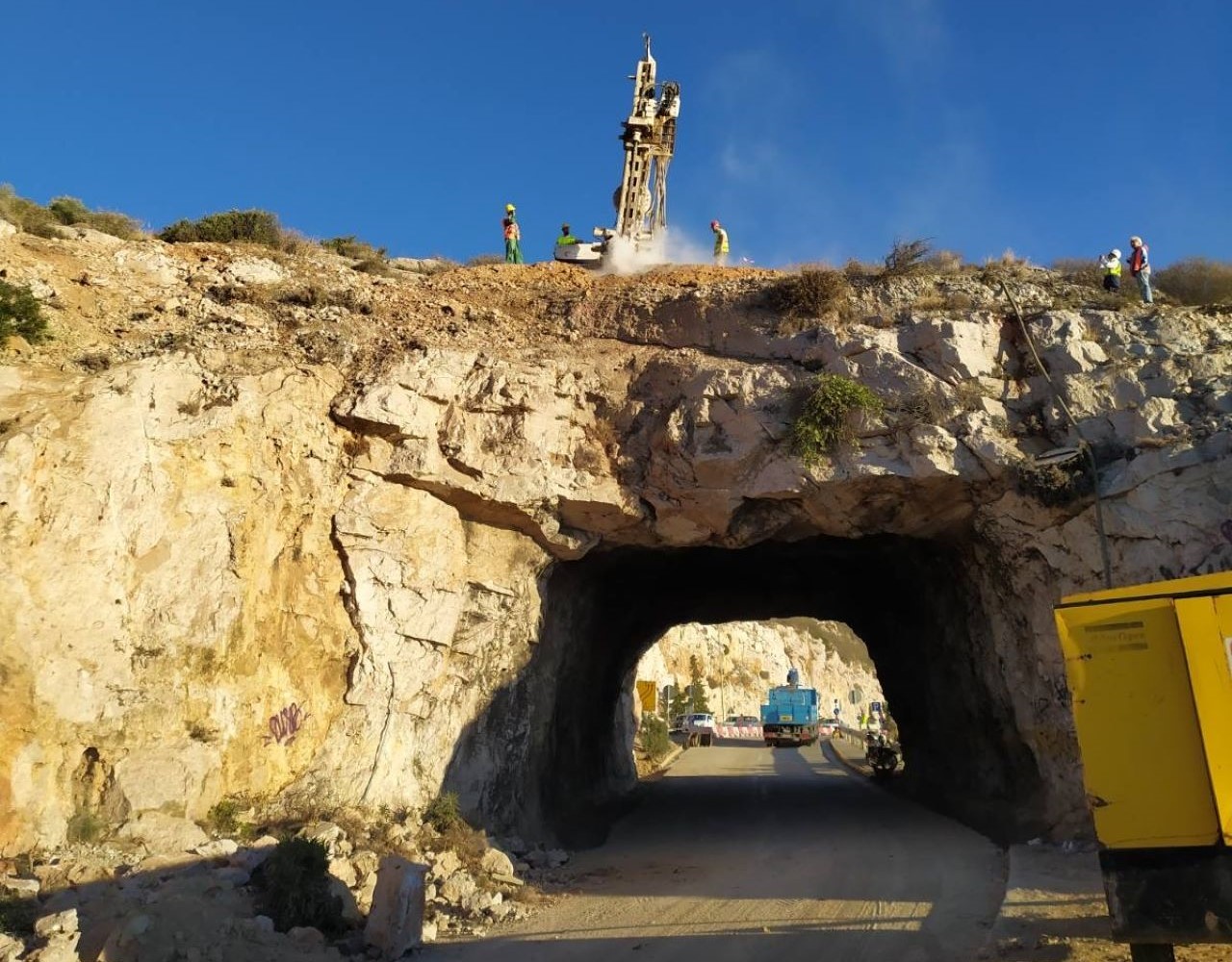 Τρύπες του Καραμανλή: Κλείνουν για 4 μήνες