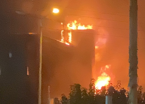 Παλαιό Φάληρο: Φωτιά σε εστιατόριο της Αμφιθέας – Μεγάλη επιχείρηση της πυροσβεστικής