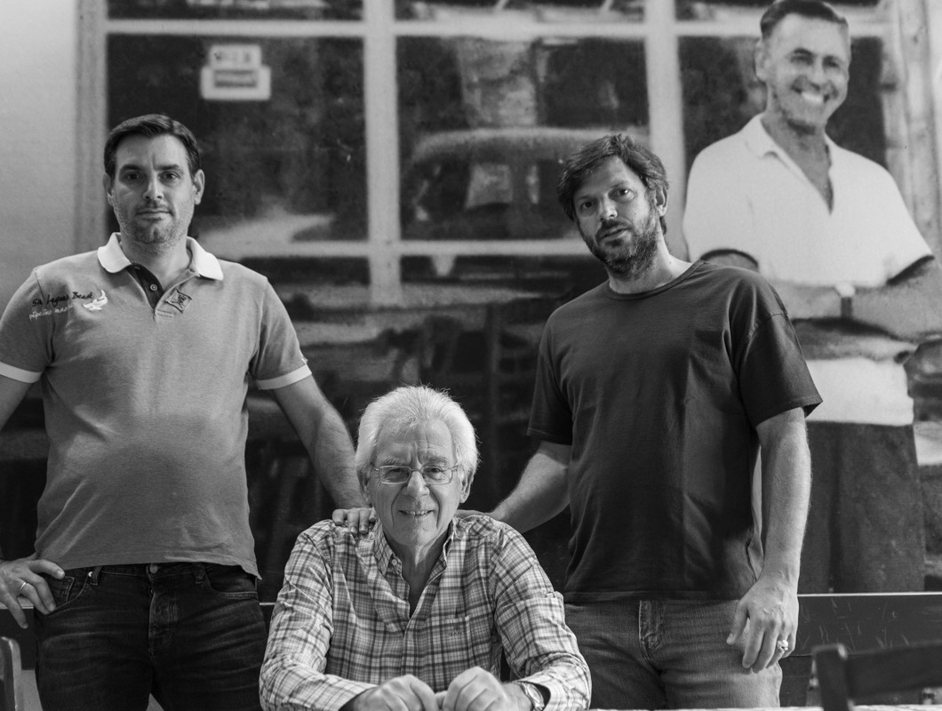 Στα τραπέζια της Μπιφτεκούπολης ξεδιπλώνεται η ιστορία της Γλυφάδας