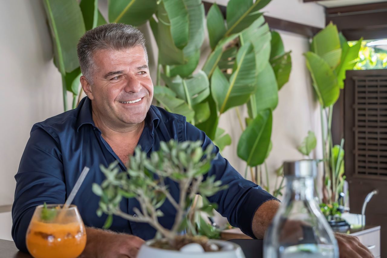 Ο θρύλος του Egomio: Ο Τάκης Ντόκος μας μιλάει για το πιο επιτυχημένο café της Αττικής