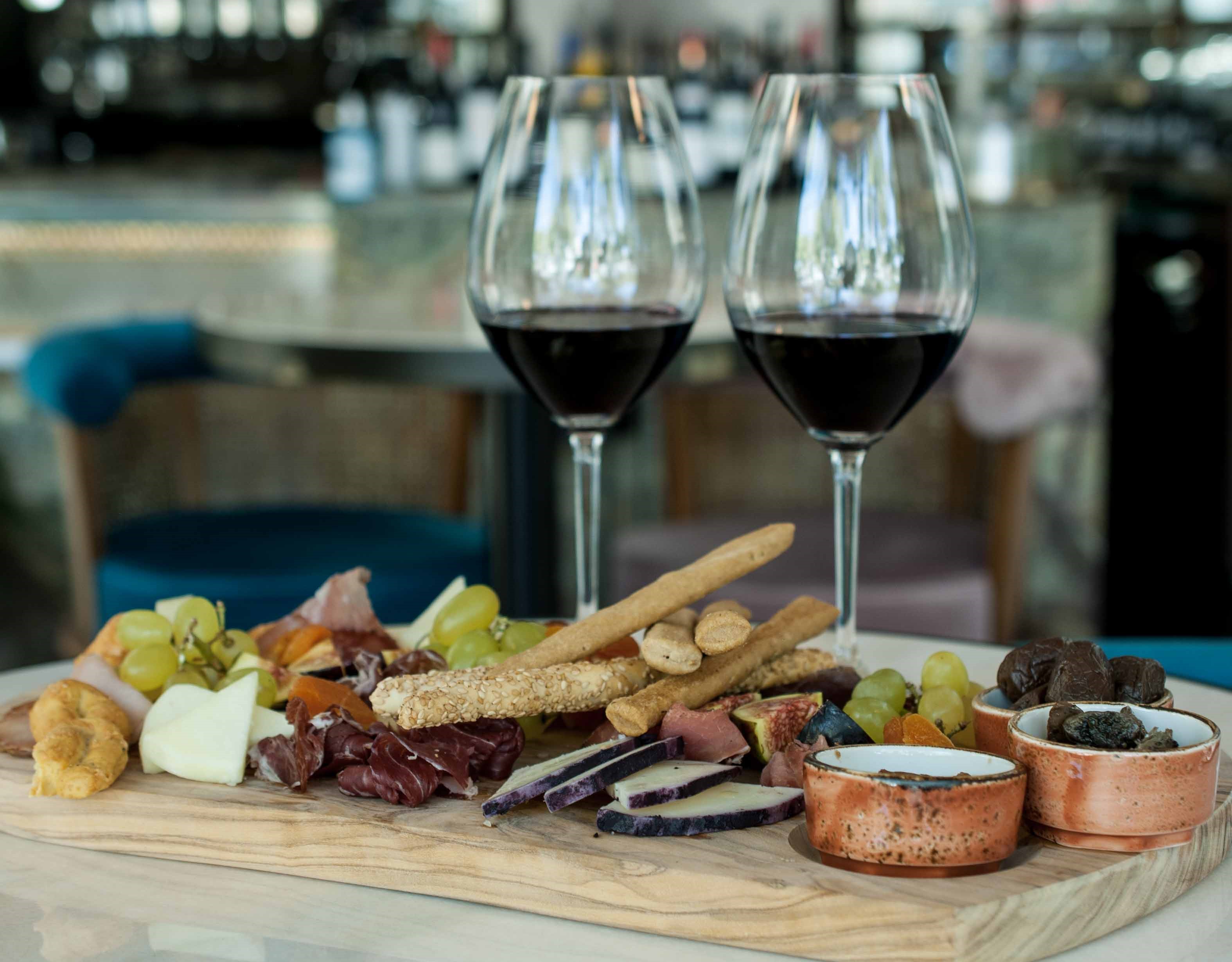 Νέα άφιξη: Το Vibo Bistrot στη Γλυφάδα ξέρει τα πάντα γύρω από το κρασί και την καλή ζωή