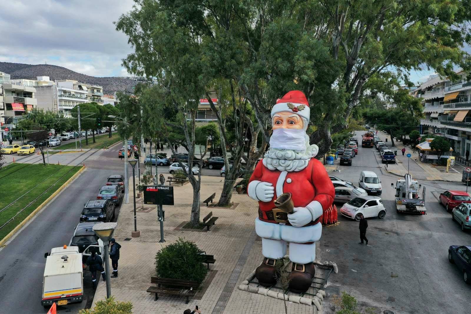 Άγιος Βασίλης 10 μέτρων με μάσκα στο κέντρο της Γλυφάδας!