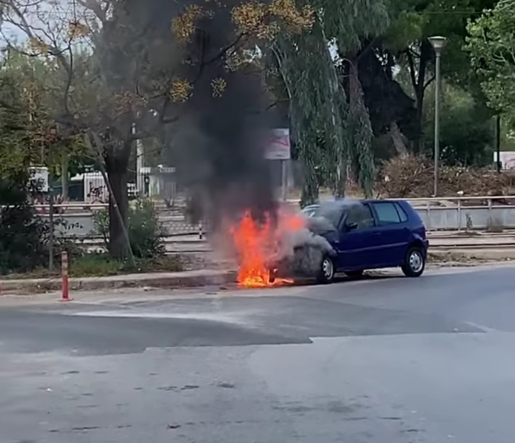 Φωτιά σε αυτοκίνητο στη Βούλα