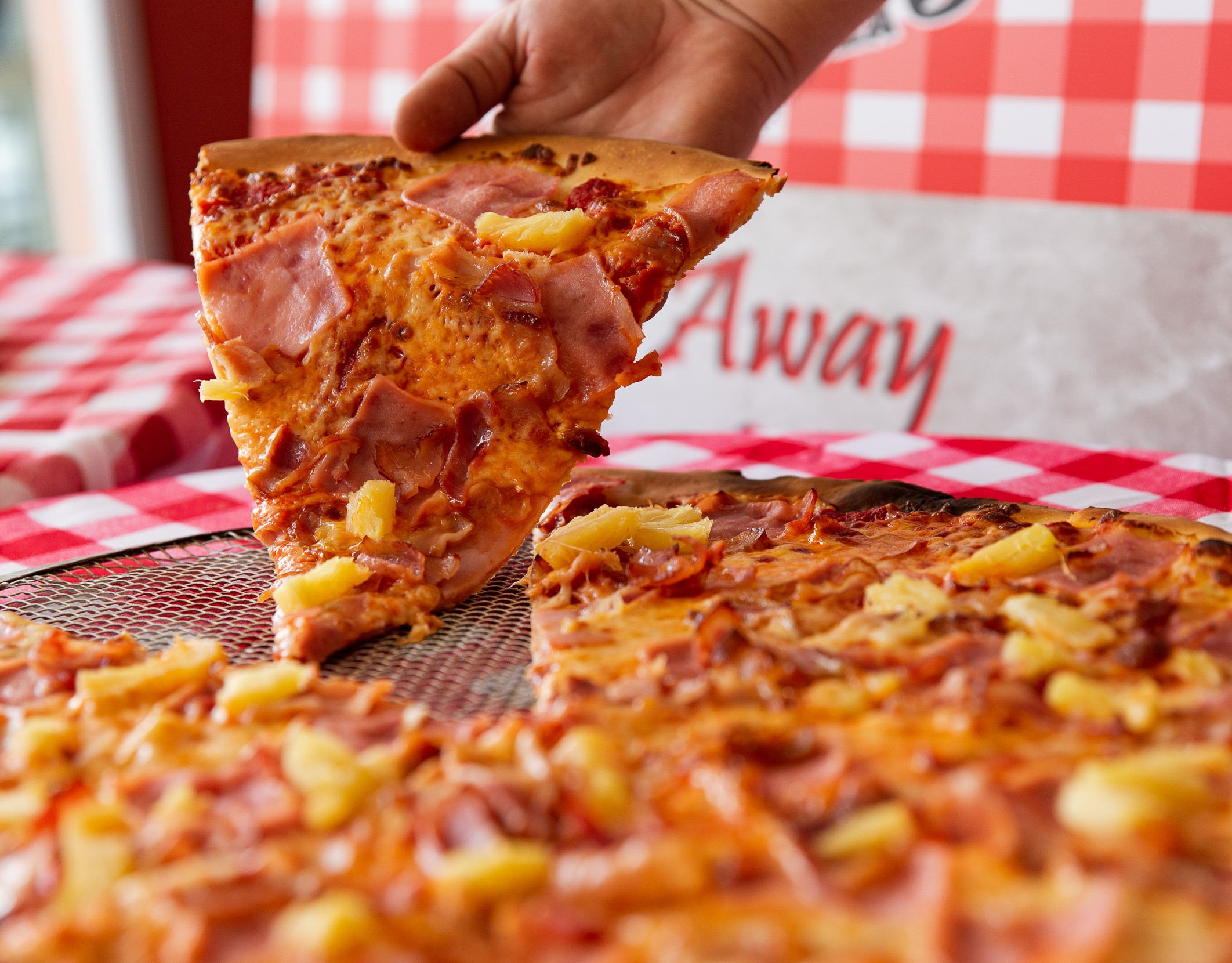 Εσύ έχεις δοκιμάσει την πίτσα με ανανά από το Jimmy’s New York Pizza;