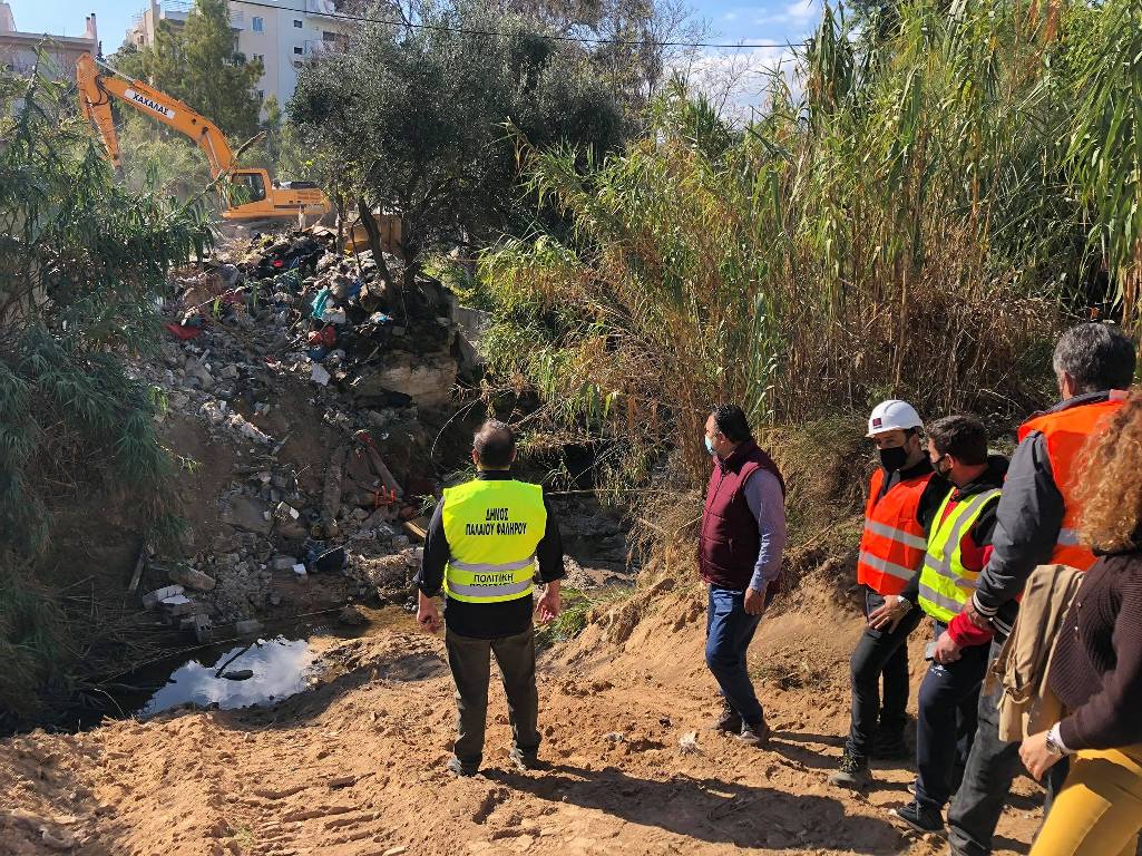 Κατεδάφιση αυθαιρέτων στο Ρέμα της Πικροδάφνης στο Δήμο Παλαιού Φαλήρου