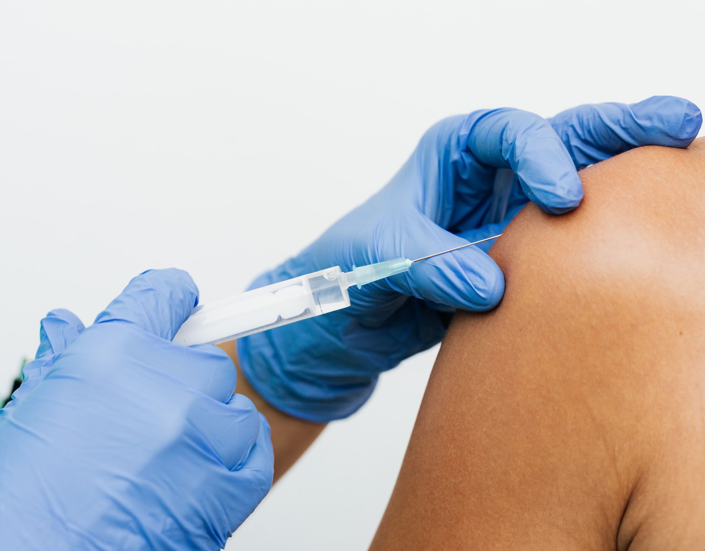 Υποχρεωτικός εμβολιασμός: Ξεκινά από τους επαγγελματίες υγείας, ακολουθούν σώματα ασφαλείας, μέσα μεταφοράς και εκπαίδευση