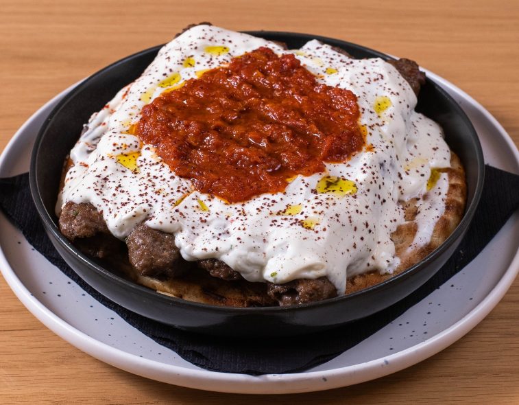 Το γιαουρτλού κεμπάπ του Nomsy