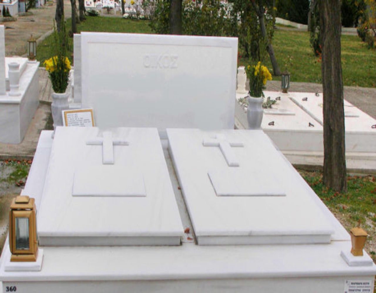 Νέοι τάφοι για θύματα κορονοϊού στο κοιμητήριο της Βούλας