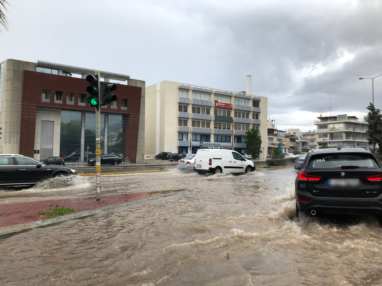 Έντονα καιρικά φαινόμενα στα νότια προάστια: Ένα εγκλωβισμένο αυτοκίνητο στη λεωφόρο Αλίμου