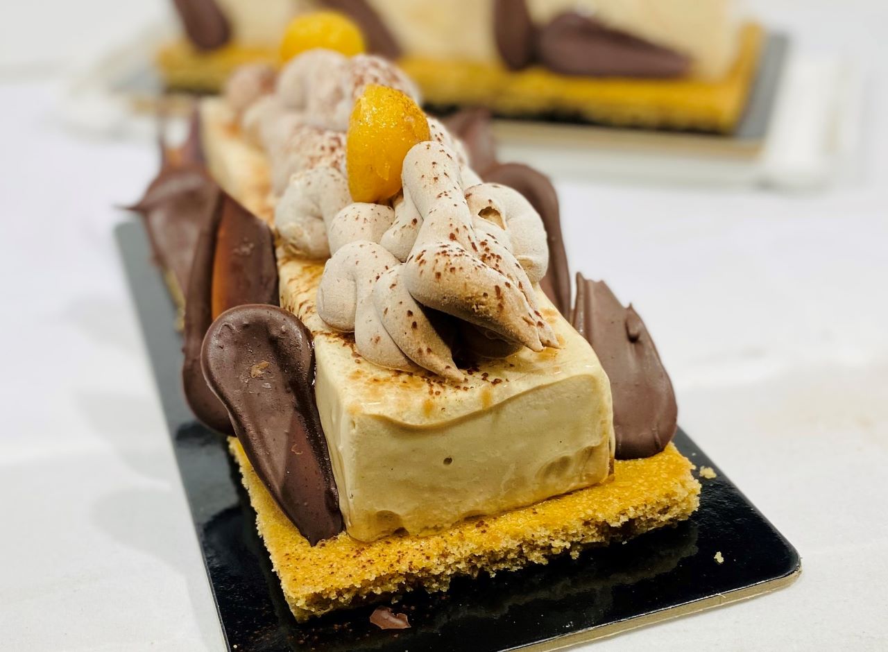 Το ζαχαροπλαστείο Αμάραντος φτιάχνει κορμούς με μελομακάρονα και άλλα απίθανα χριστουγεννιάτικα γλυκά