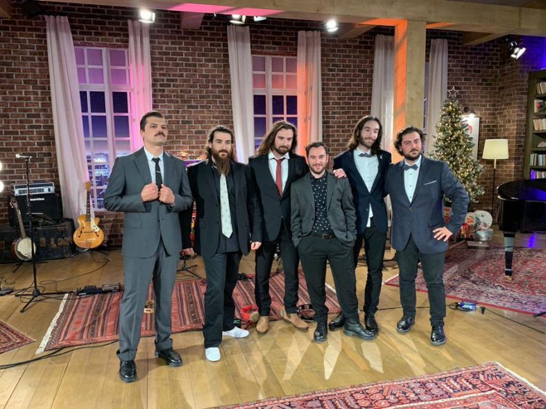 Η μπάντα του Μουσικού Κουτιού: Λάμπης Κουντουρογιάννης, Βύρων Τσουράπης, Δημήτρης Καζάνης, Στέλιος Φραγκούς Θανάσης Τσακιράκης, Γιάννης Δίσκος