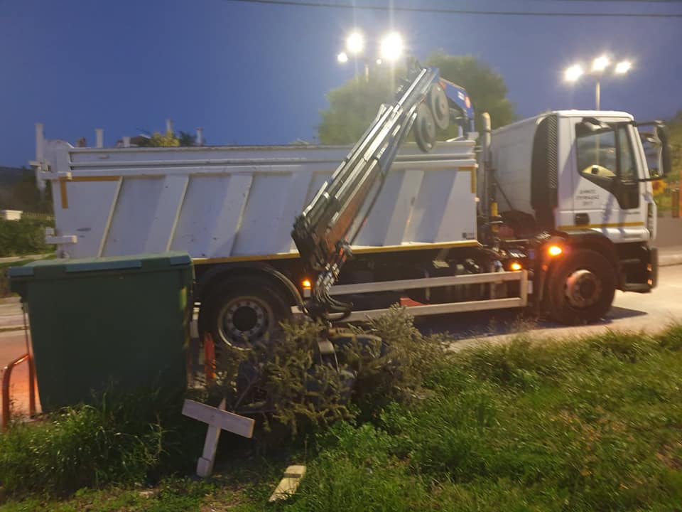 Δήμος Γλυφάδας: Μαζεύει και ανακυκλώνει τα χριστουγεννιάτικα δέντρα