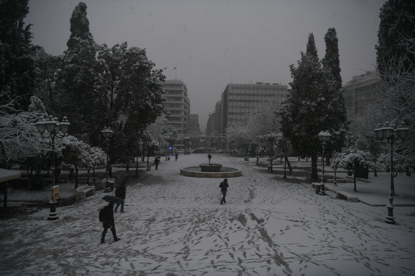 Ένα κάτασπρο πρωινό στη χιονισμένη Αθήνα [ΕΙΚΟΝΕΣ]