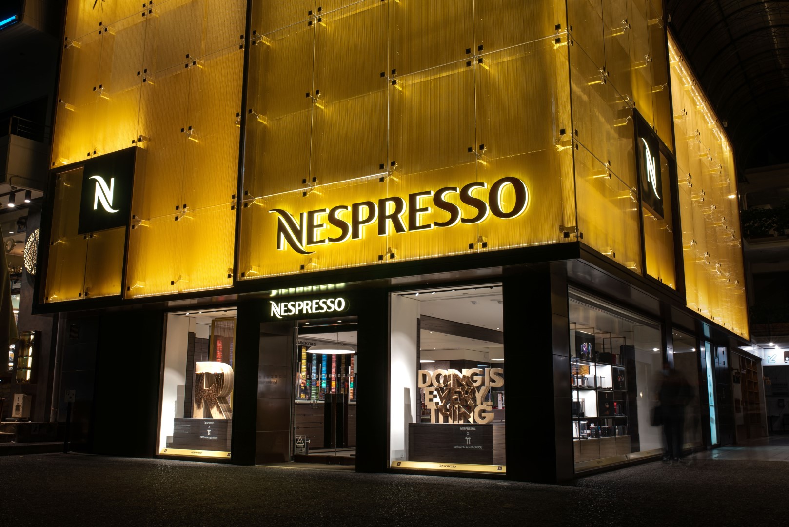 O Greg φιλοτεχνεί τη Nespresso boutique της Γλυφάδας