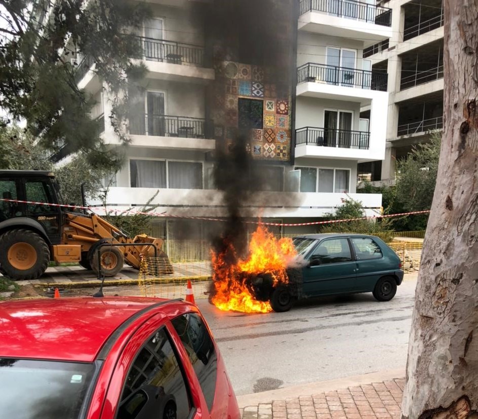 Αστυνομικός έσωσε από τις φλόγες μια ηλικιωμένη και ένα παιδί στη Γλυφάδα