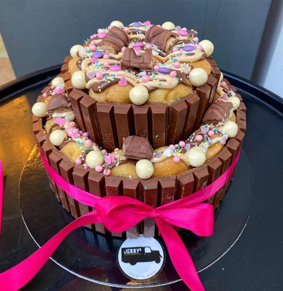 Η τούρτα Kit Kat Birthday Cake από το Jerry's Foodtruck
