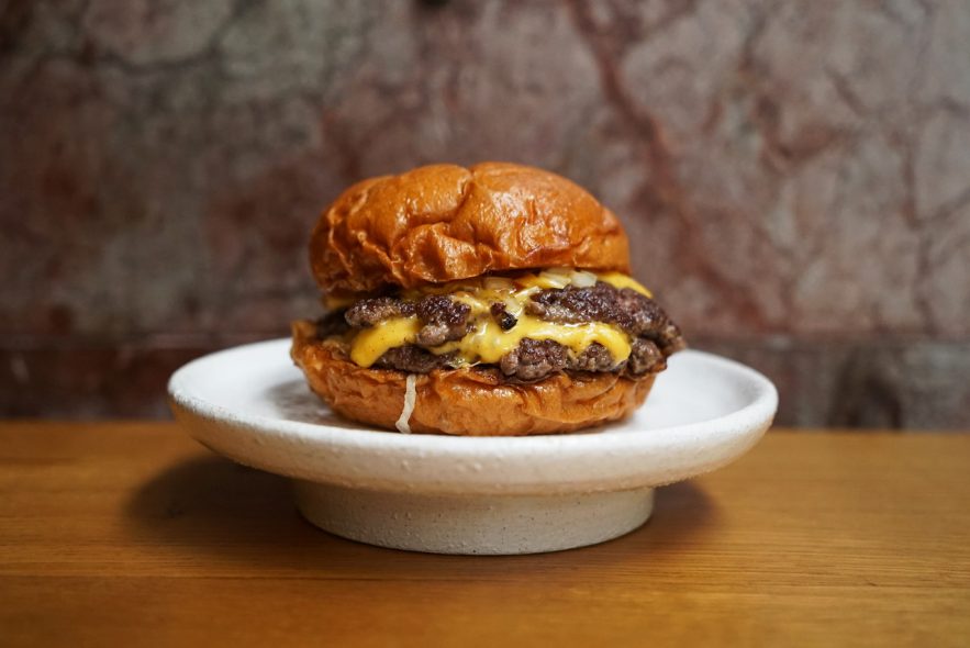 To Smash Burger του Άρη Βεζενέ στο Birdman