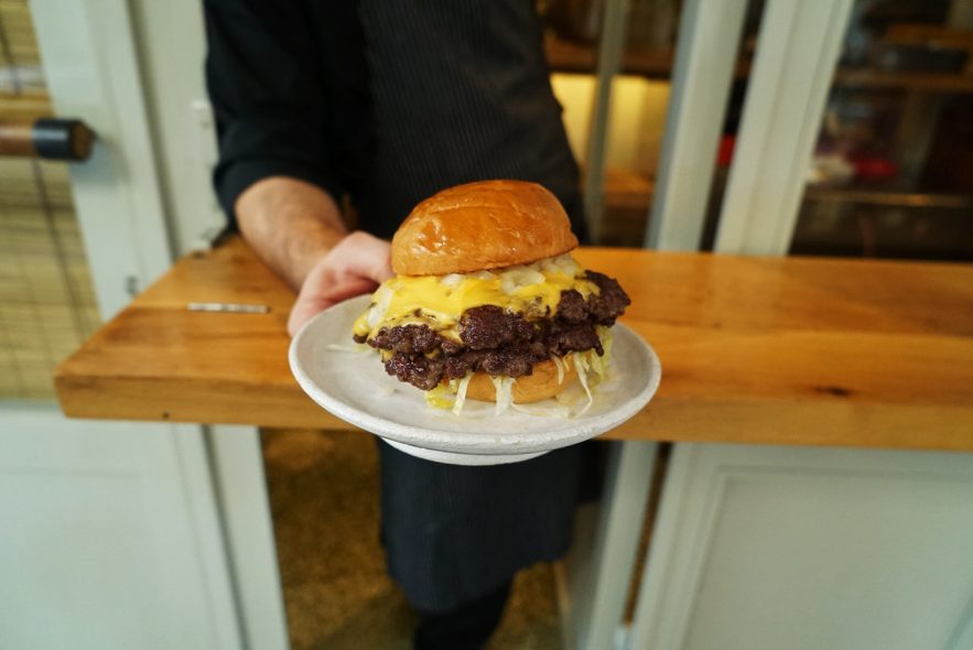 To Smash Burger του Άρη Βεζενέ στο Birdman