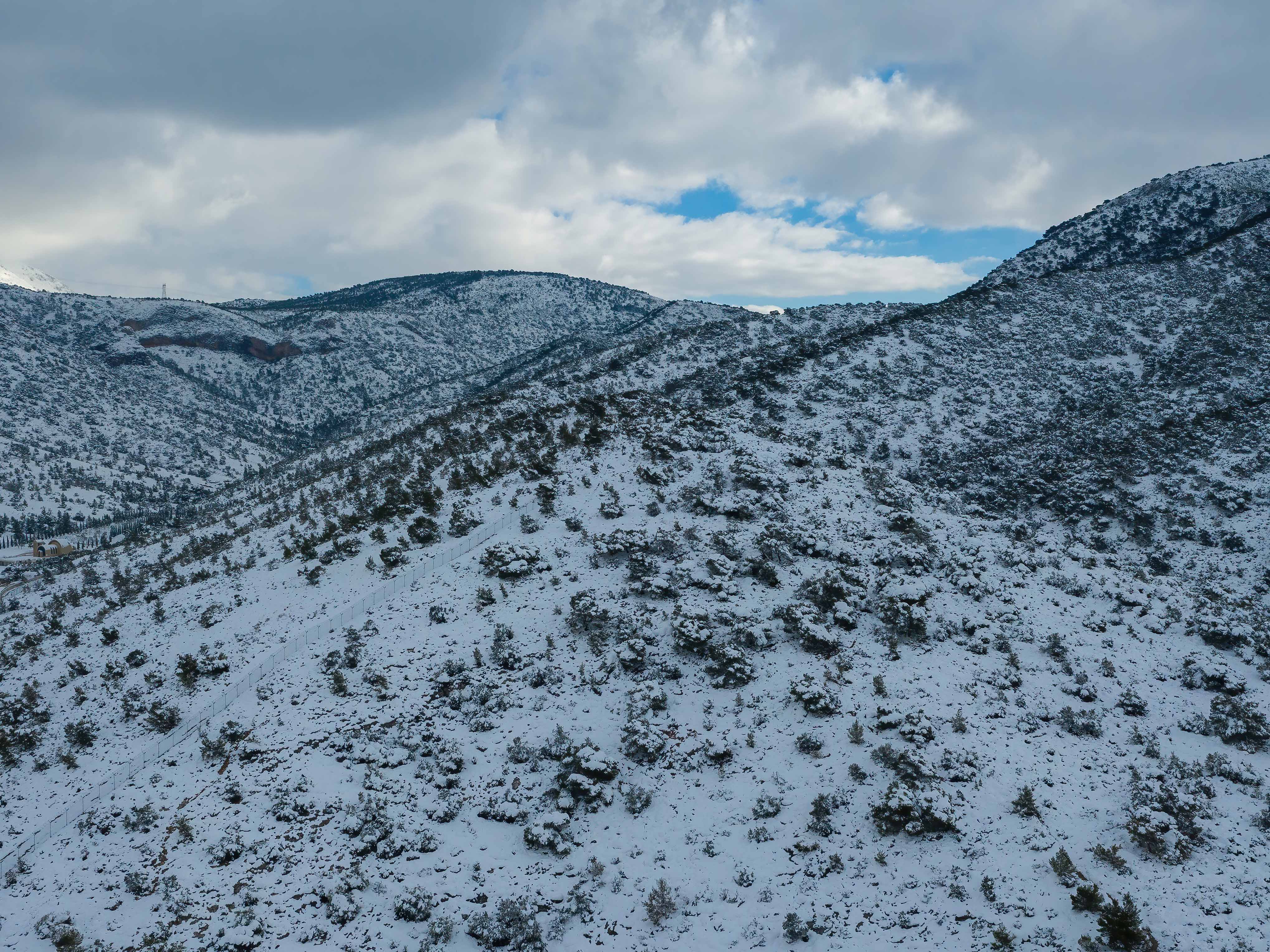 Γλυφάδα: Ο χιονισμένος Υμηττός από ψηλά (VIDEO)