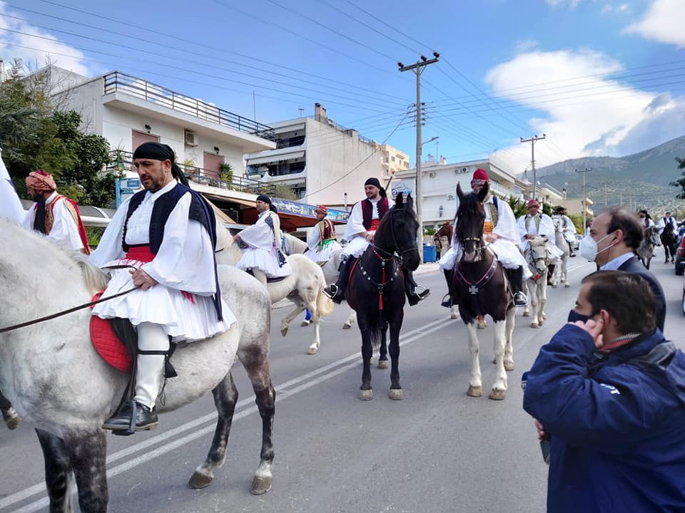 Δήμος Γλυφάδας: Τσολιάδες πάνω σε άλογα κυκλοφορούν στους δρόμους [ΒΙΝΤΕΟ]