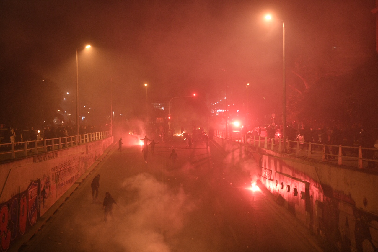 "Πόλεμος" στη Νέα Σμύρνη: Σοβαρά επεισόδια με χημικά στην πορεία διαμαρτυρίας [ΕΙΚΟΝΕΣ]