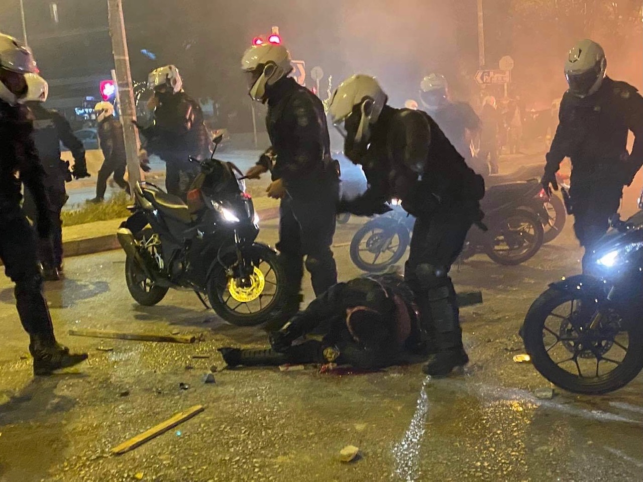 Επεισόδια στη Νέα Σμύρνη: Σοβαρά τραυματισμένος ένας αστυνομικός [ΕΙΚΟΝΕΣ]