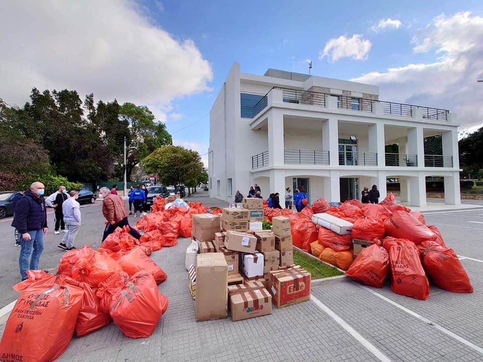 Δήμος Γλυφάδας: Δύο φορτηγά με πράγματα για τους σεισμόπληκτους έφτασαν στην Ελασσόνα