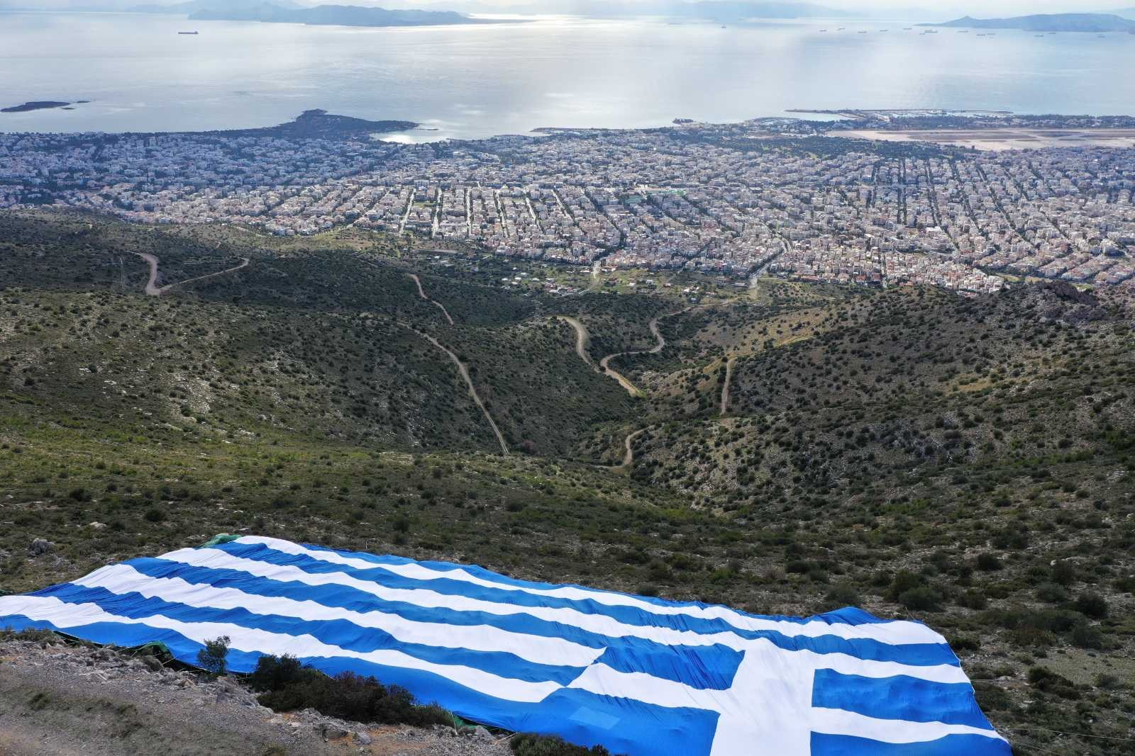 Σημαία 4.000 τ.μ. τοποθέτησε στον Υμηττό ο Δήμος Γλυφάδας
