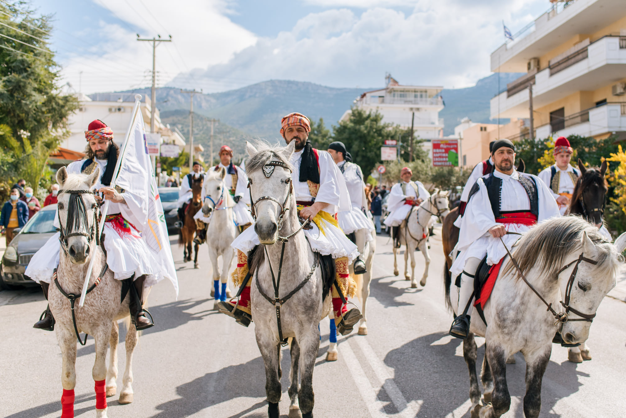Έφιπποι τσολιάδες θα καλπάσουν στους δρόμους της Γλυφάδας και την Πέμπτη