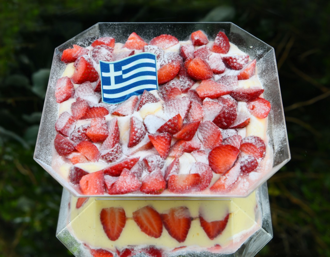 Το γλυκό με βελούδινη κρέμα και φράουλες του Oh! La Low για την 25η Μαρτίου