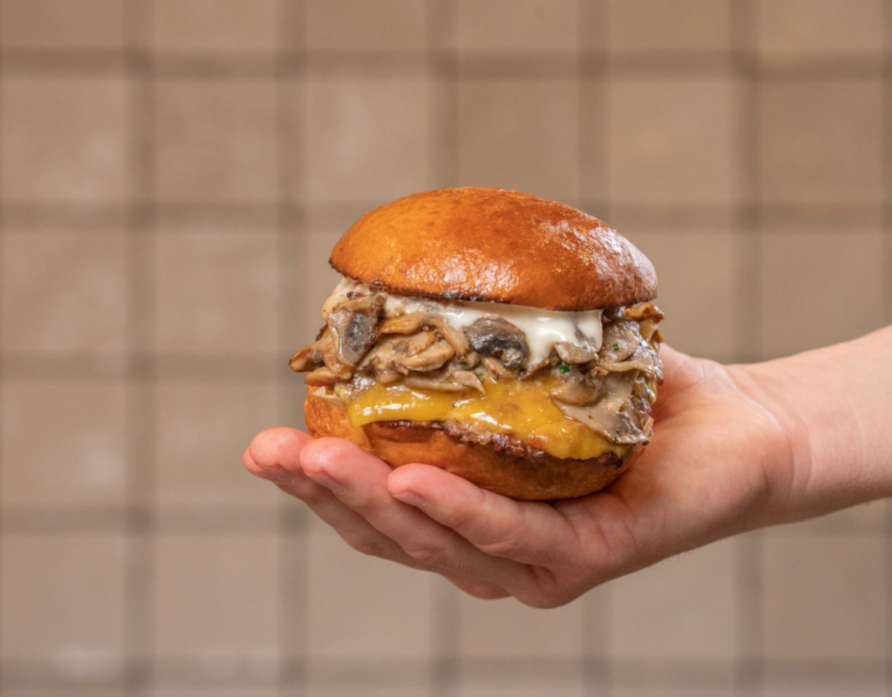 Smash 'n Bun: Ένας ολοκαίνουργιος ναός του burger στο Κολωνάκι